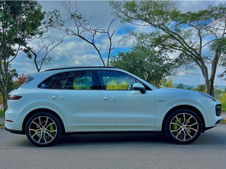 PORSCHE - CAYENNE - 2023/2023 - Verde - R$ 710.000,00