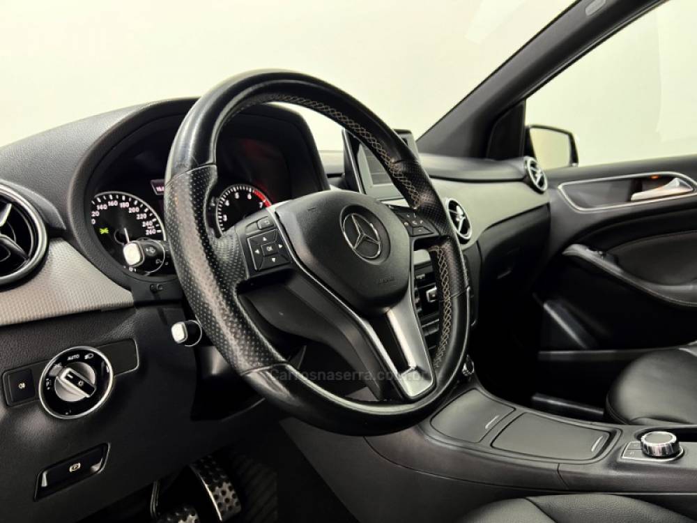 MERCEDES-BENZ - B 200 - 2014/2014 - Prata - Sob Consulta