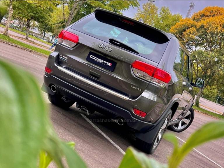 JEEP - GRAND CHEROKEE - 2015/2015 - Cinza - R$ 125.000,00